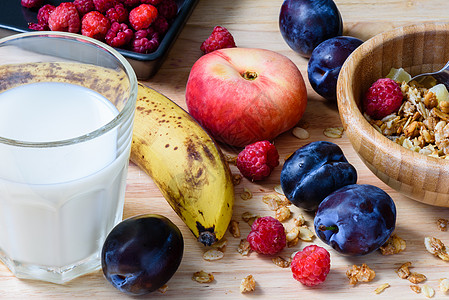 超级早餐 面食 浆果 水果和牛奶图片