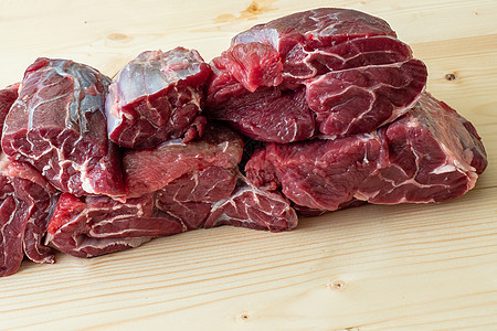 木制桌上的生肉桌子烹饪产品厨房肌肉美食红色食物木板图片