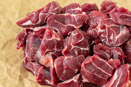 木制桌上的生肉厨房产品红色烹饪肌肉食物美食木板桌子图片