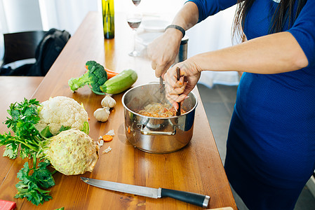 准备一份意大利食品沸腾面条女士食谱厨师餐厅午餐食物素食者厨房图片