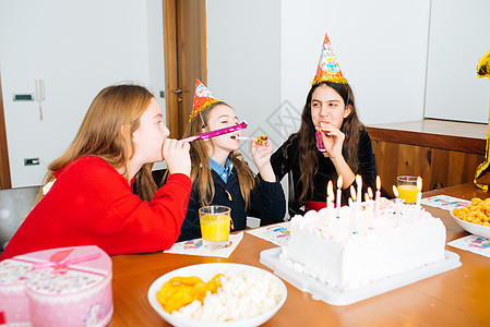 参加生日派对的儿童孩子们帽子女孩们桌子周年快乐小吃眼镜幸福纪念日图片