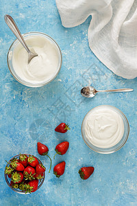 碗里有有机酸奶 蓝色的新鲜草莓排毒玻璃食物水果饮食美食粮食浆果甜点桌子图片