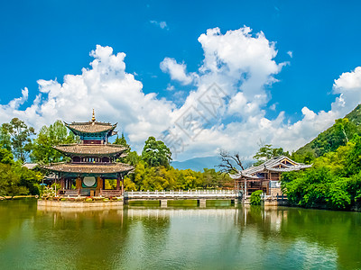 中国云南省利江明日阳光明媚的黑龙池和月球美景馆拥抱地区假期蓝色水池晴天历史池塘天空建筑学图片