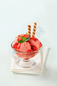 冰淇淋加新鲜草莓食物甜点酸奶圣代冰冻水果盘子粉色玻璃勺子图片