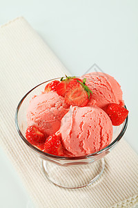 冰淇淋加新鲜草莓食物玻璃冰冻甜点水果粉色圣代酸奶勺子盘子图片