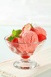 冰淇淋加新鲜草莓玻璃冰冻甜点勺子盘子食物粉色酸奶圣代水果图片