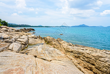 Koh Samui的岩石海岸线和海场景蓝色海浪海景波纹热带风景旅游石头天空图片