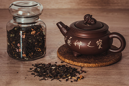 喝香槟亚洲茶壶和加茶罐背景