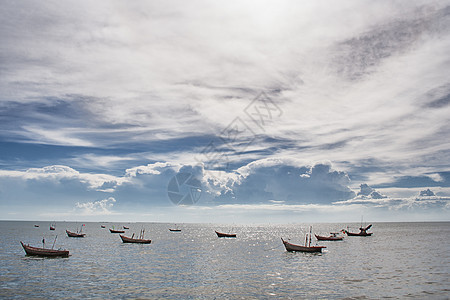 海中有阴云的天空图片