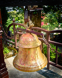 在印度教中 铃铛通常挂在前面的寺庙圆顶上 通常 奉献者在进入圣所时会敲钟 据说 通过敲响钟声 奉献者通知神灵他/她的到来 钟声被图片