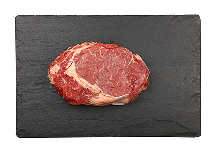 切紧原牛肉牛排 在板板上石板肋骨黑色红色牛肉肋眼厨房木板黑板烹饪图片