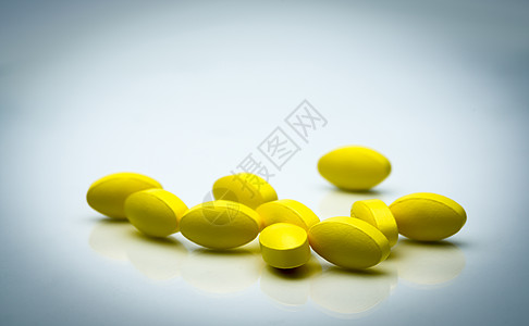 黄色椭圆形药丸 白色背景有阴影 有漂亮的创意图案和文本复制空间 轻度至中度疼痛管理 止痛药 非甾体抗炎药 医药行业 药房背景 全图片