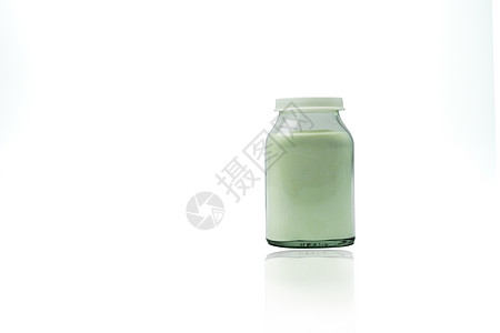 透明玻璃瓶中的绿色柠檬味泡腾粉 带有空白标签 复制空间隔离在白色背景上 医药包装行业图片