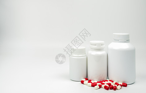 抗生素胶囊丸和塑料瓶与空白标签隔离在白色背景与复制空间 耐药性概念 抗生素用药具有合理的全球保健理念 医药包装行业 药房背景 卫图片