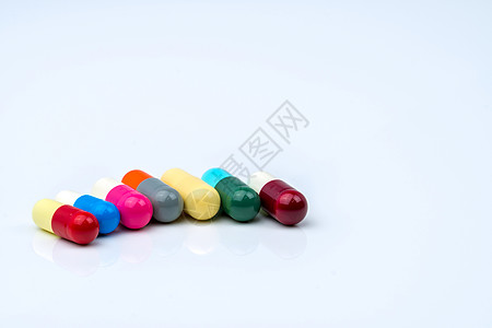 五颜六色的抗生素胶囊药丸在白色背景上排成一行 带有复制空间 耐药 抗生素用药合理 卫生政策和医保理念 医药行业 药房背景处方临床图片