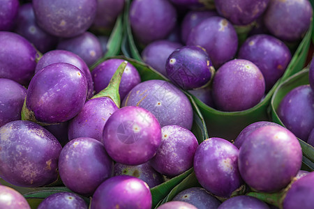 泰国市场上香蕉叶包装包装中紫色茄子在泰国市场食物叶子这个世界蔬菜香蕉团体文化饮食生态绿色图片