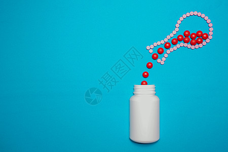 红色药丸从由药丸制成的圆底烧瓶中溢出 进入蓝色背景的白色瓶子中 毒理学 医药行业 药房背景 药理图片