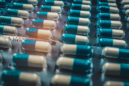 选择性地关注泡罩包装中的蓝色和白色胶囊丸 全球医疗保健概念 抗生素耐药性 抗菌胶囊丸 制药行业的概念 药房主题图片