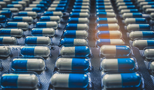 泡罩包装中的蓝色和白色胶囊丸 排列着美丽的图案 全球医疗保健概念 抗生素耐药性 抗菌胶囊丸 医药行业医院治疗药品抗菌剂宏观禁忌症图片