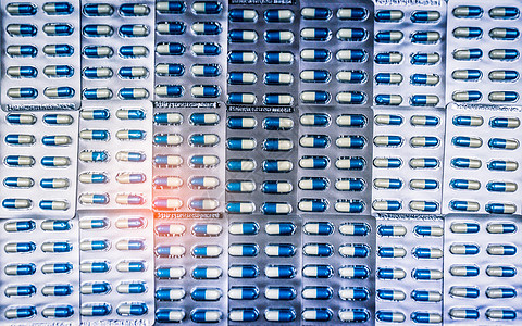 泡罩包装中的蓝色和白色胶囊丸 排列着美丽的图案 全球医疗保健概念 抗生素耐药性 抗菌胶囊丸 医药行业墙纸医院生产青霉素卫生制造业图片