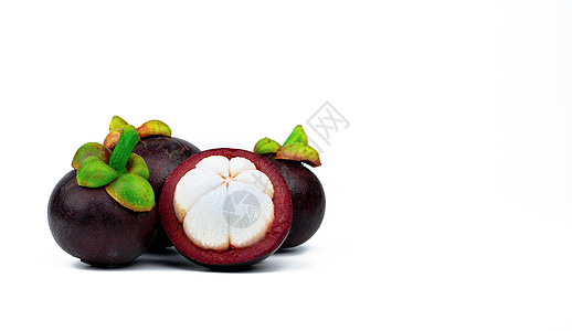 三个完整的紫色山竹果和另一个在白色背景上隔离的横截面 来自泰国的热带水果 水果皇后 亚洲新鲜水果市场 单宁和氧杂蒽酮的天然来源情图片