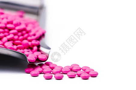 一堆粉红色的圆形糖衣药丸在药盘上 有复制空间 用于治疗抗焦虑 抗抑郁和预防偏头痛的药丸 老年人或老年人的医疗保健图片