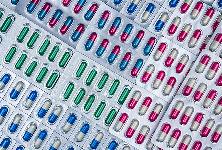 泡罩包装中五颜六色的胶囊药丸的全框架 排列着美丽的图案 医药包装 感染性疾病的药物 抗生素用药合理搭配 耐药性疾病感染治疗抗生素图片