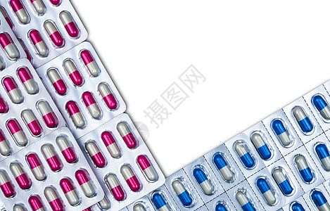 白色背景泡罩包装中彩色抗生素胶囊丸的顶部视图 医药包装 感染性疾病的药物 抗生素用药合理搭配 耐药性图片