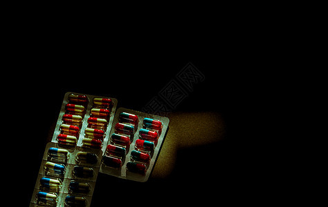 五颜六色的抗生素胶囊丸装在深色背景的泡罩包装中 带有复制空间 感染性疾病的药物 抗生素用药合理搭配 耐药性和医疗保健概念处方团体图片