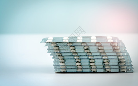 一堆糖衣药片在白色背景上 药房背景 卫生预算和政策 制药行业的概念 医药包装 白色圆形药物 保健理念图片