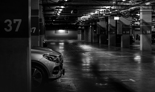 商场停车场开灯照明 银色轿车停在37座过夜 室内停车场图片