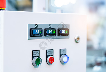 白色柜温度控制面板柜包含用于温度表的数字屏幕显示 用于打开 特写和调整机器的绿色 红色和白色按钮 工业厂房的热控制背景