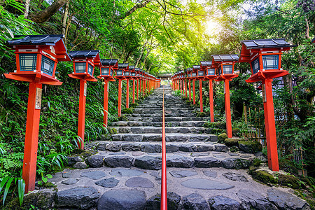日本京都Kifune神庙的红色传统灯杆图片