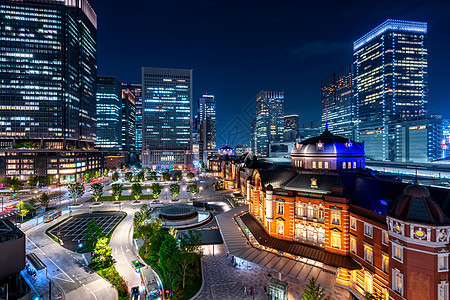 东京火车站和商区大楼晚上在日本的晚上图片