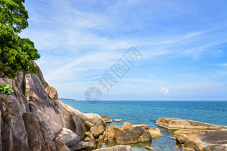 高山水的岩石和蓝海风景异国天空支撑热带巨石旅游景点地标天际图片
