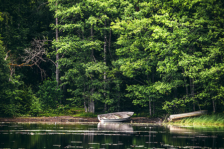 湖岸边的木子船图片
