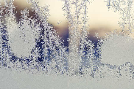 冬天寒冷的早晨 窗户结冰图片
