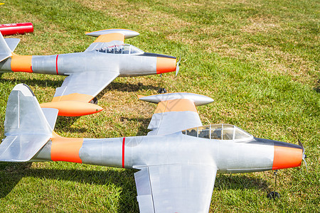 夏季绿色田地上的模型飞机机图片