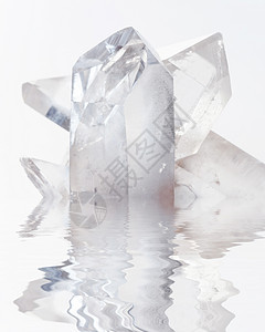 白色的透明岩石晶体在水中反射图片