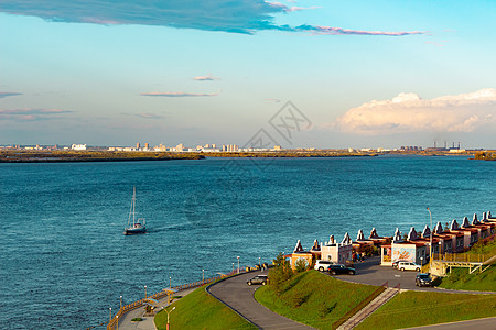 哈巴罗夫斯克市附近乌苏里河上的游艇码头地标旅行灯塔蓝色天空奢华城市海岸橙子图片