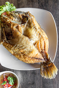 深海油炸贝贝鱼木头厨房烹饪低音蔬菜柠檬沙拉盘子午餐小吃图片