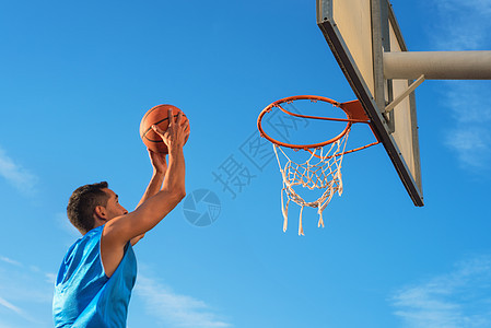街头篮球运动员在法庭上露堂表演的篮球运动员行动灌篮街道力量运动城市活力天空游戏大学背景图片
