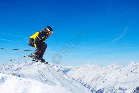 山上跳跃滑雪机航班男人运动乐趣娱乐假期滑雪滑雪者山脉回旋图片