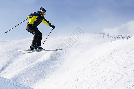 山上跳跃滑雪机回旋航班山脉乐趣假期激流男人运动冰川天空图片