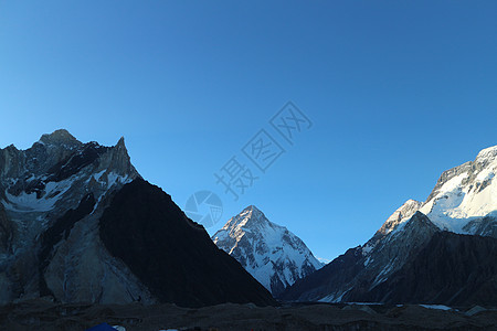 K2是世界第二高山 巴基斯坦卡拉库鲁姆山脉风景顶峰冰川背包蓝色碎石崎岖晴天荒野戏剧性图片