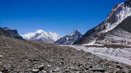 K2和巴基斯坦卡拉科鲁姆山Concordia的宽峰K2和Broad Peak蓝色旅行岩石风景石头崎岖天空日落情绪顶峰图片