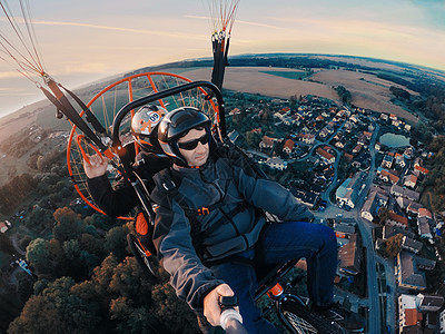 动力滑滑翔式同步飞行冒险旅行爱好降落伞空气飞行员天空段落运输男人图片