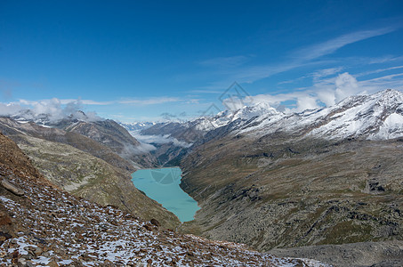 查看南瑞士阿尔卑斯山的Saas Feel附近的Sausee湖服务天空顶峰蓝色软件步骤全景边界冰川首脑图片