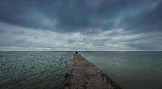 渔港码头乌克兰敖德萨奥特拉达海滩天气旅行暴风雨途径乌云天空旅游岩石海浪码头背景