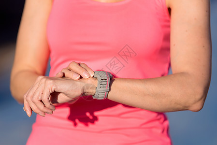 女士手表妇女建立健身智能手表 以进行跑步运动装检查女性赛跑者健身房女士监控运动女孩进步背景